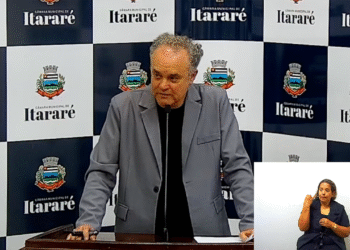 Vereador Sandro Macedo durante sessão da Câmara de Itararé em 15 de setembro de 2025.