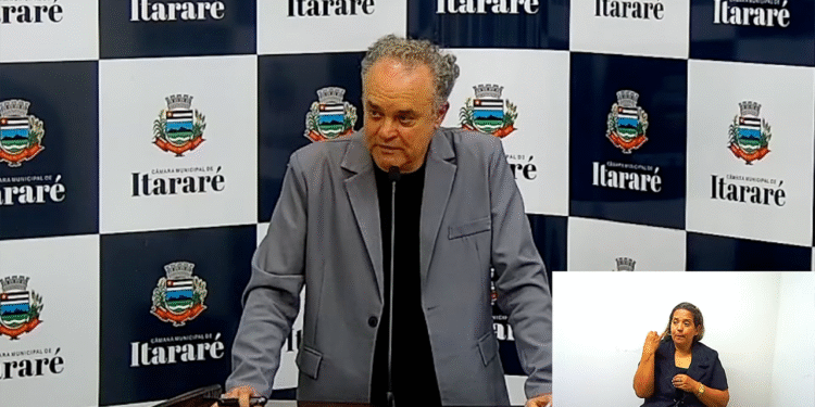 Vereador Sandro Macedo durante sessão da Câmara de Itararé em 15 de setembro de 2025.