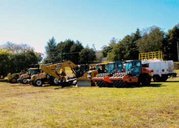 Deputados Edson Giriboni e Maurício Neves presentes no início das obras da SP-258 em Itararé