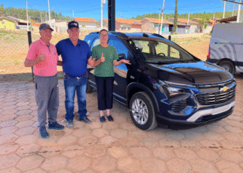 Prefeito Dirceu Pacheco e vereadora Cristina Aparecida de Souza durante a entrega do veículo destinado à saúde em Bom Sucesso de Itararé por emenda do deputado Edson Giriboni.