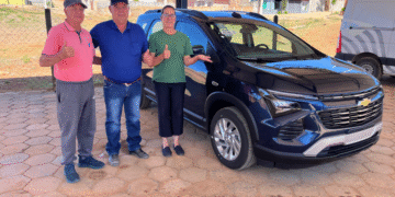 Prefeito Dirceu Pacheco e vereadora Cristina Aparecida de Souza durante a entrega do veículo destinado à saúde em Bom Sucesso de Itararé por emenda do deputado Edson Giriboni.