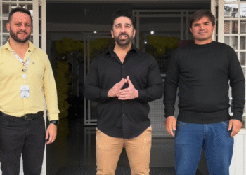 O prefeito João Fadel Filho, o diretor da ETEC de Itararé, Leandro Pacheco Borges, e o vereador Murilo durante o anúncio do transporte gratuito noturno para os alunos da escola. A iniciativa beneficia mais de 60 estudantes e reforça o compromisso da gestão com a educação e a segurança dos jovens.