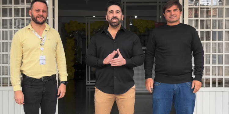 O prefeito João Fadel Filho, o diretor da ETEC de Itararé, Leandro Pacheco Borges, e o vereador Murilo durante o anúncio do transporte gratuito noturno para os alunos da escola. A iniciativa beneficia mais de 60 estudantes e reforça o compromisso da gestão com a educação e a segurança dos jovens.