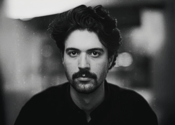 Retrato do diretor itarareense Matheo Fernandes, finalista do FilmLight Colour Awards 2025 com o filme PROLOGUE.