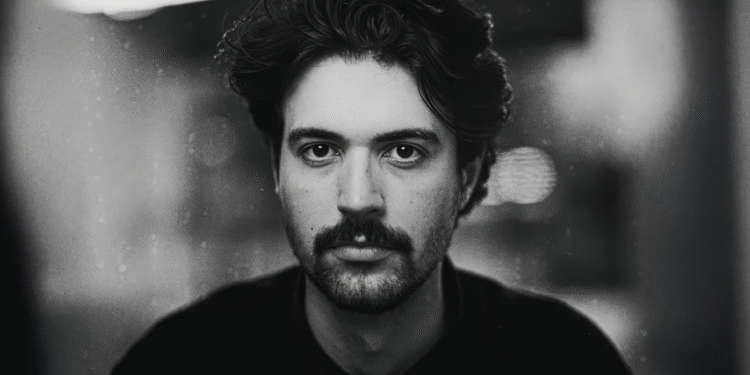 Retrato do diretor itarareense Matheo Fernandes, finalista do FilmLight Colour Awards 2025 com o filme PROLOGUE.