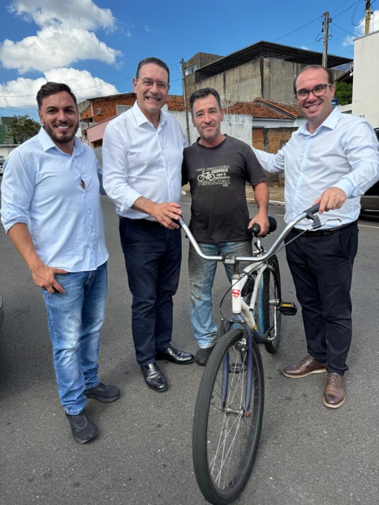 Vitor Lippi conversa com moradores de Itararé durante visita em 2025
