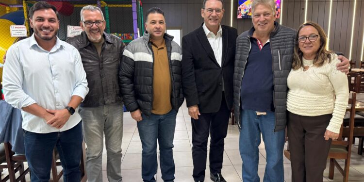 Deputado Vitor Lippi ao lado de vereadores de Itararé durante anúncio de verbas 2025