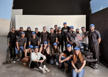 Diretor Matheo Fernandes segurando o prêmio do FilmLight Colour Awards 2025 durante cerimônia na Polônia