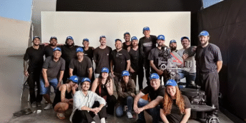 Diretor Matheo Fernandes segurando o prêmio do FilmLight Colour Awards 2025 durante cerimônia na Polônia