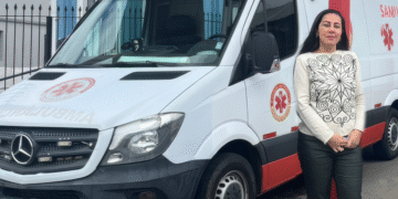 Secretária de Saúde Tais Chagas Felix ao lado de ambulância do SAMU em Itararé