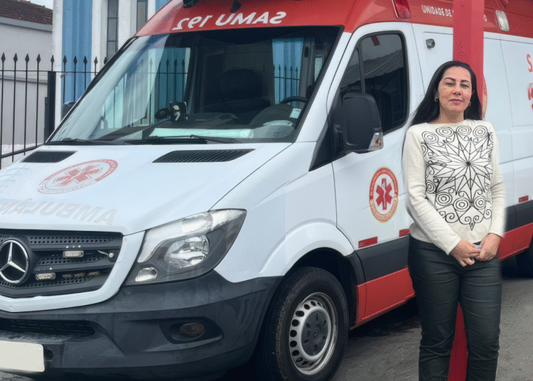 Secretária de Saúde Tais Chagas Felix ao lado de ambulância do SAMU em Itararé