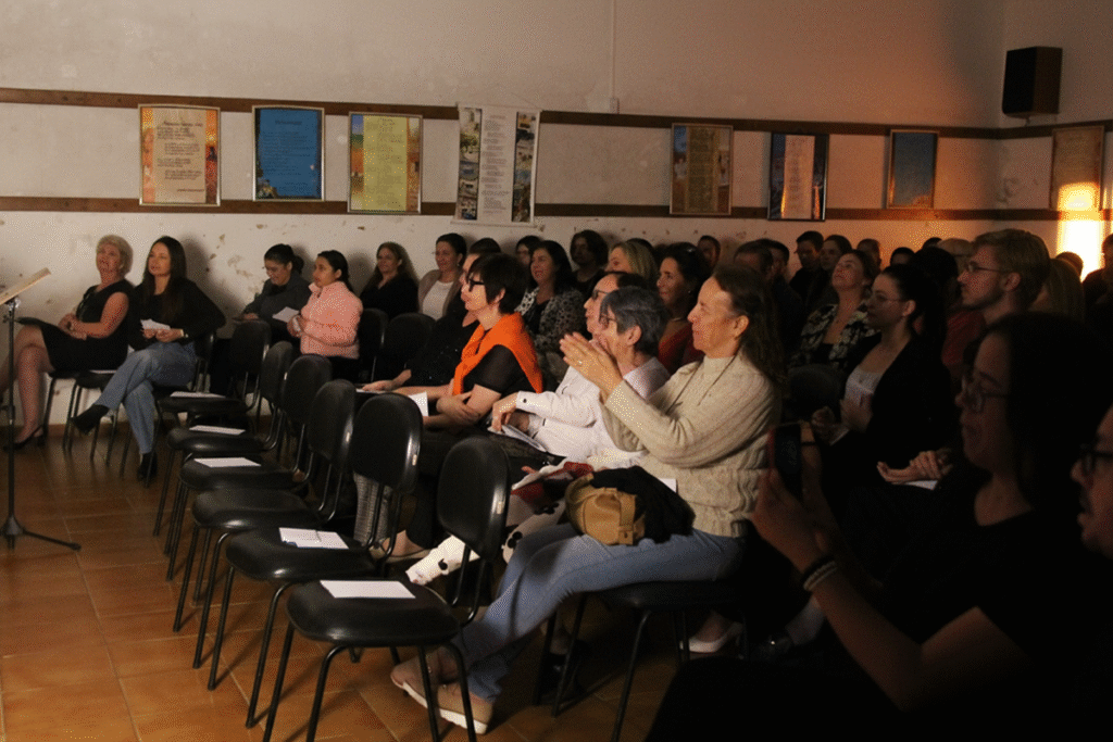 Público aplaude de pé o encerramento do recital beneficente no CPP de Itararé.