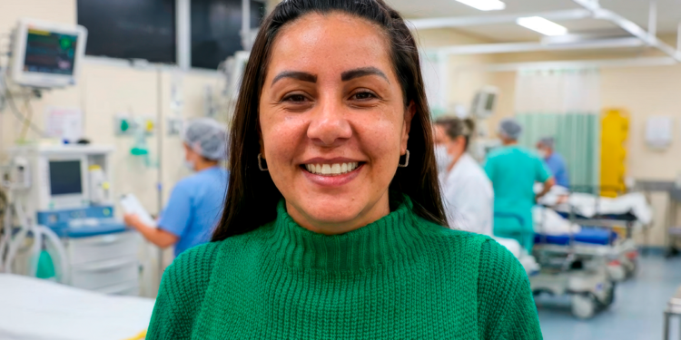 Imagem gerada por inteligência artificial representando a secretária de Saúde Tais Chagas Felix em ambiente hospitalar, usada de forma ilustrativa na reportagem sobre a crise da frota de veículos da Saúde de Itararé.