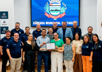 Foto da sessão da Câmara de Itararé com vereadores e equipe do CREAS durante homenagem pelo reconhecimento estadual ao projeto Fortalecendo Sua História.