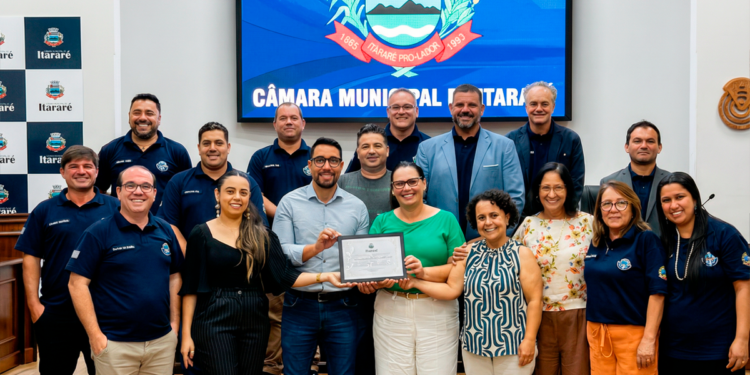 Foto da sessão da Câmara de Itararé com vereadores e equipe do CREAS durante homenagem pelo reconhecimento estadual ao projeto Fortalecendo Sua História.