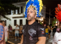 Prefeito João Fadel Filho durante o Carnaval 2026 em Itararé, em foto noturna na rua com público ao fundo.
