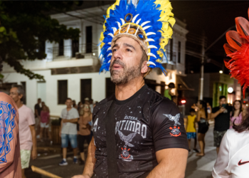 Prefeito João Fadel Filho durante o Carnaval 2026 em Itararé, em foto noturna na rua com público ao fundo.