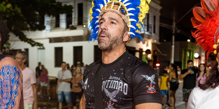 Prefeito João Fadel Filho durante o Carnaval 2026 em Itararé, em foto noturna na rua com público ao fundo.