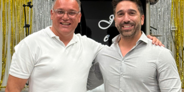 Vereador Pastor James Garcia ao lado do prefeito João Fadel Filho durante sessão da Câmara Municipal de Itararé, em meio ao debate sobre a Comissão Especial de Inquérito do descarte irregular de resíduos funerários.