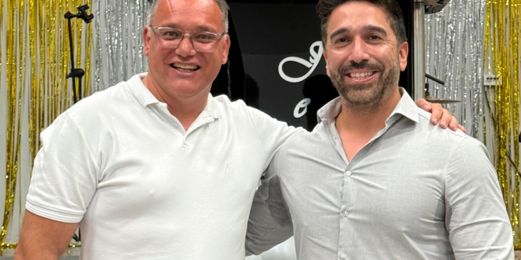 Vereador Pastor James Garcia ao lado do prefeito João Fadel Filho durante sessão da Câmara Municipal de Itararé, em meio ao debate sobre a Comissão Especial de Inquérito do descarte irregular de resíduos funerários.