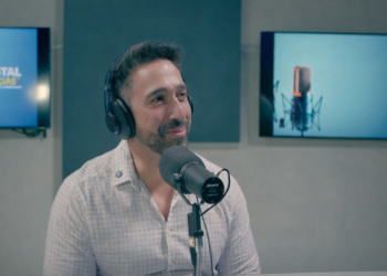 Prefeito João Fadel Filho durante entrevista à Rádio Cristal, imagem usada em matéria sobre contraste entre discurso de avanço e cobranças da população em Itararé.