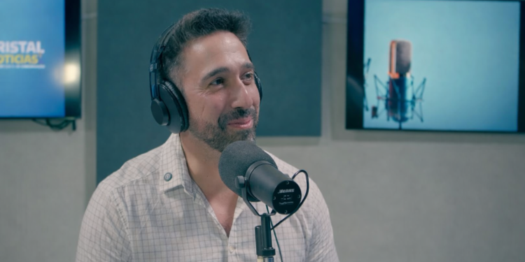 Prefeito João Fadel Filho durante entrevista à Rádio Cristal, imagem usada em matéria sobre contraste entre discurso de avanço e cobranças da população em Itararé.
