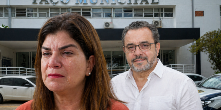 Montagem com duas pessoas em frente ao Paço Municipal de Itapeva, usada na capa da reportagem sobre a cassação do mandato da prefeita e a posse do vice.