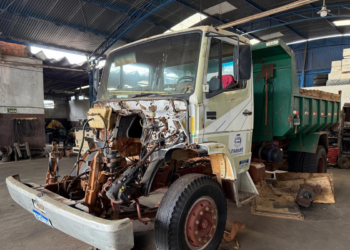 Caminhão da Prefeitura de Itararé desmontado em oficina, usado na reportagem sobre críticas à gestão da Secretaria de Serviços Municipais