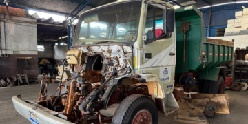 Caminhão da Prefeitura de Itararé desmontado em oficina, usado na reportagem sobre críticas à gestão da Secretaria de Serviços Municipais