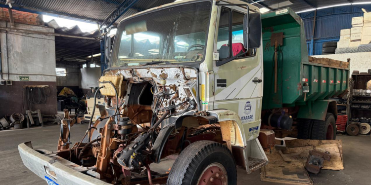 Caminhão da Prefeitura de Itararé desmontado em oficina, usado na reportagem sobre críticas à gestão da Secretaria de Serviços Municipais