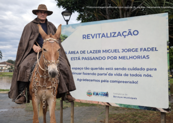 Montagem ilustrativa gerada por IA mostra homem a cavalo em frente à placa de revitalização da Área de Lazer Miguel Jorge Fadel, em Itararé