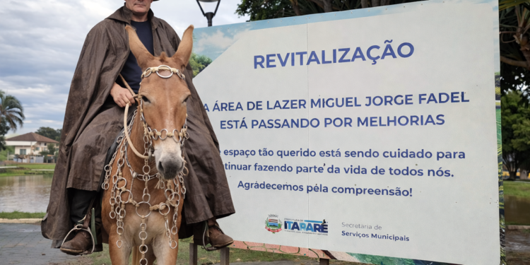 Montagem ilustrativa gerada por IA mostra homem a cavalo em frente à placa de revitalização da Área de Lazer Miguel Jorge Fadel, em Itararé