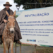 Montagem ilustrativa gerada por IA mostra homem a cavalo em frente à placa de revitalização da Área de Lazer Miguel Jorge Fadel, em Itararé