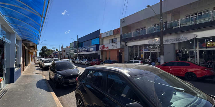Rua comercial no centro de Itararé com carros estacionados, imagem usada em matéria sobre a falta de vagas e a cobrança por solução para o estacionamento rotativo.