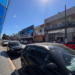 Rua comercial no centro de Itararé com carros estacionados, imagem usada em matéria sobre a falta de vagas e a cobrança por solução para o estacionamento rotativo.