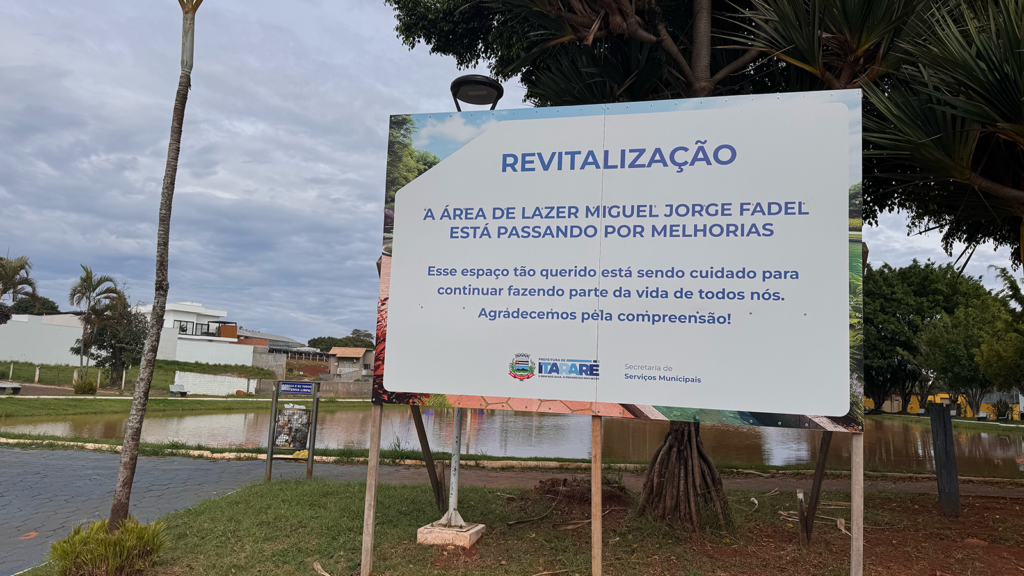 Praça dos Peixes, entre a placa de revitalização e a cobrança por resultado.