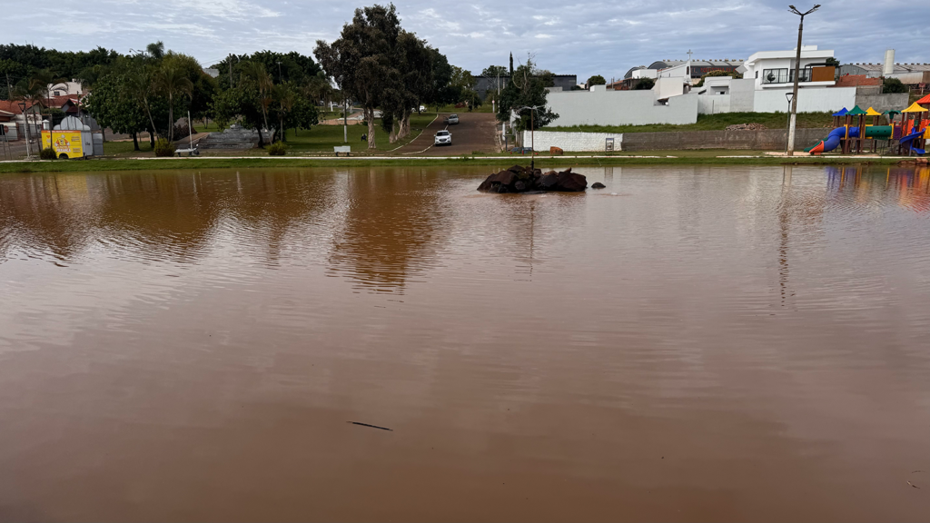 Espaço anunciado como revitalizado segue sob críticas por acabamento e manutenção.