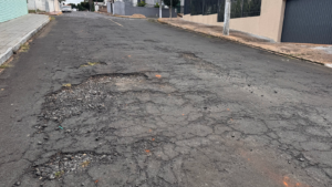 O asfalto não dura para sempre, sem cuidado, a cidade afunda no remendo.