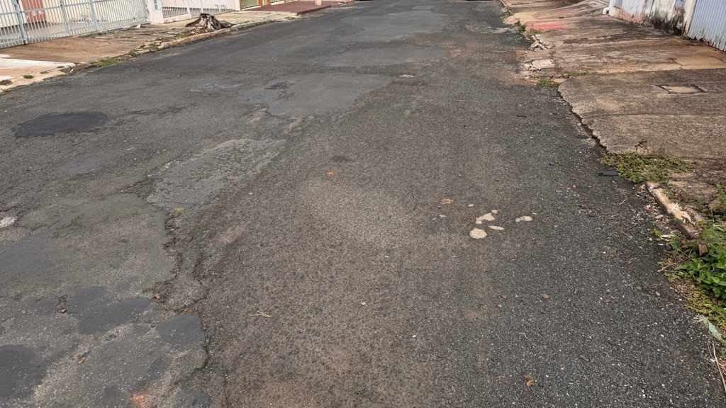 Ruas esburacadas expõem a falta de planejamento na conservação viária.