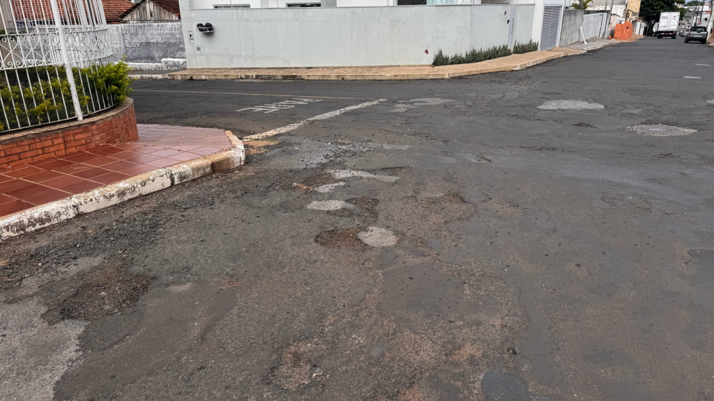 Quando a manutenção falha, o buraco cresce e a população paga a conta.