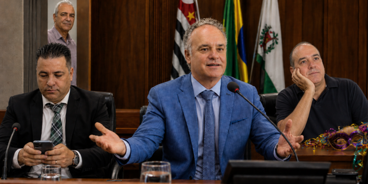 Ilustração editorial representa o debate político em Itararé, com foco na cobrança sobre a Saúde, a postura de vereadores e a comparação com gastos em outras áreas da administração.