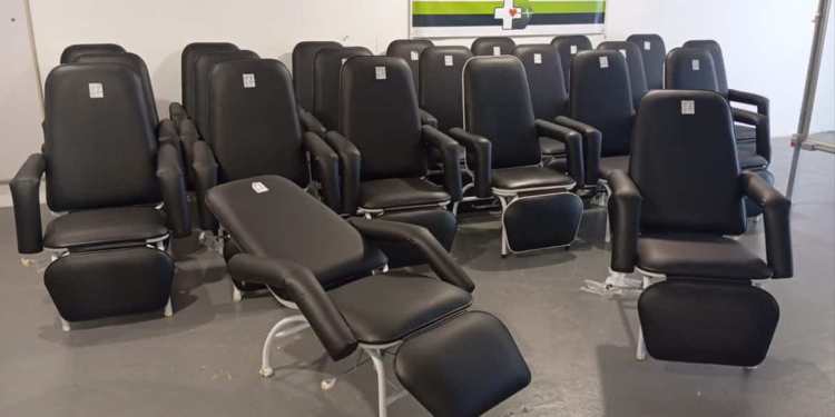 Novas cadeiras e mobiliários adquiridos para o Posto 23 da Santa Casa de Itararé, nas alas SUS feminina e masculina.