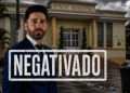 Imagem ilustrativa sobre denúncia de inadimplência da Prefeitura de Itararé, com Paço Municipal ao fundo e carimbo “Negativado”.