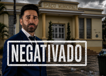 Imagem ilustrativa sobre denúncia de inadimplência da Prefeitura de Itararé, com Paço Municipal ao fundo e carimbo “Negativado”.