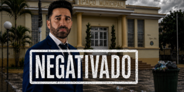 Imagem ilustrativa sobre denúncia de inadimplência da Prefeitura de Itararé, com Paço Municipal ao fundo e carimbo “Negativado”.