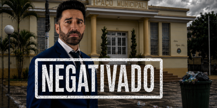Imagem ilustrativa sobre denúncia de inadimplência da Prefeitura de Itararé, com Paço Municipal ao fundo e carimbo “Negativado”.