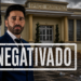Imagem ilustrativa sobre denúncia de inadimplência da Prefeitura de Itararé, com Paço Municipal ao fundo e carimbo “Negativado”.