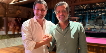 Jeferson Modesto, o JÉ, à esquerda, e Guilherme Mussi à direita, em encontro político no Sudoeste Paulista.