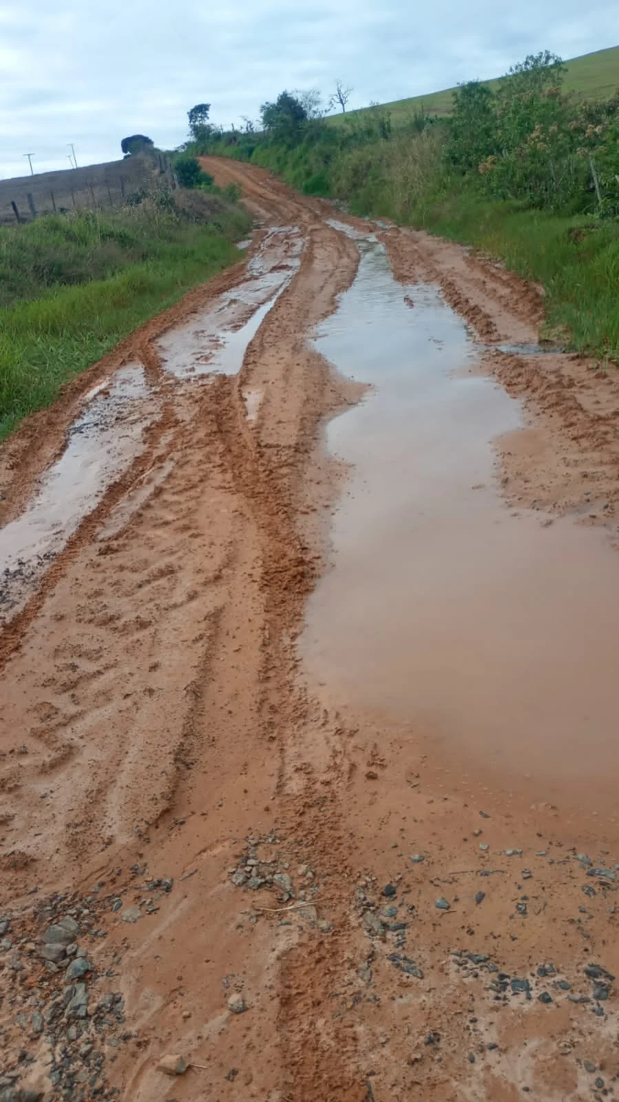 Poças de água e lama cobrem parte de uma estrada de terra na zona rural de Itararé