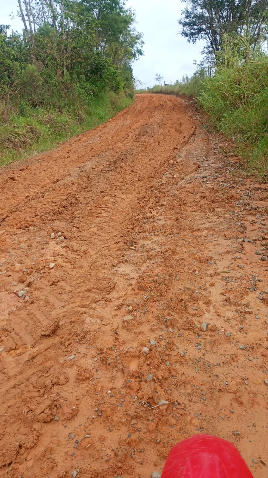 Barro e marcas de passagem de veículos em estrada rural de Itararé